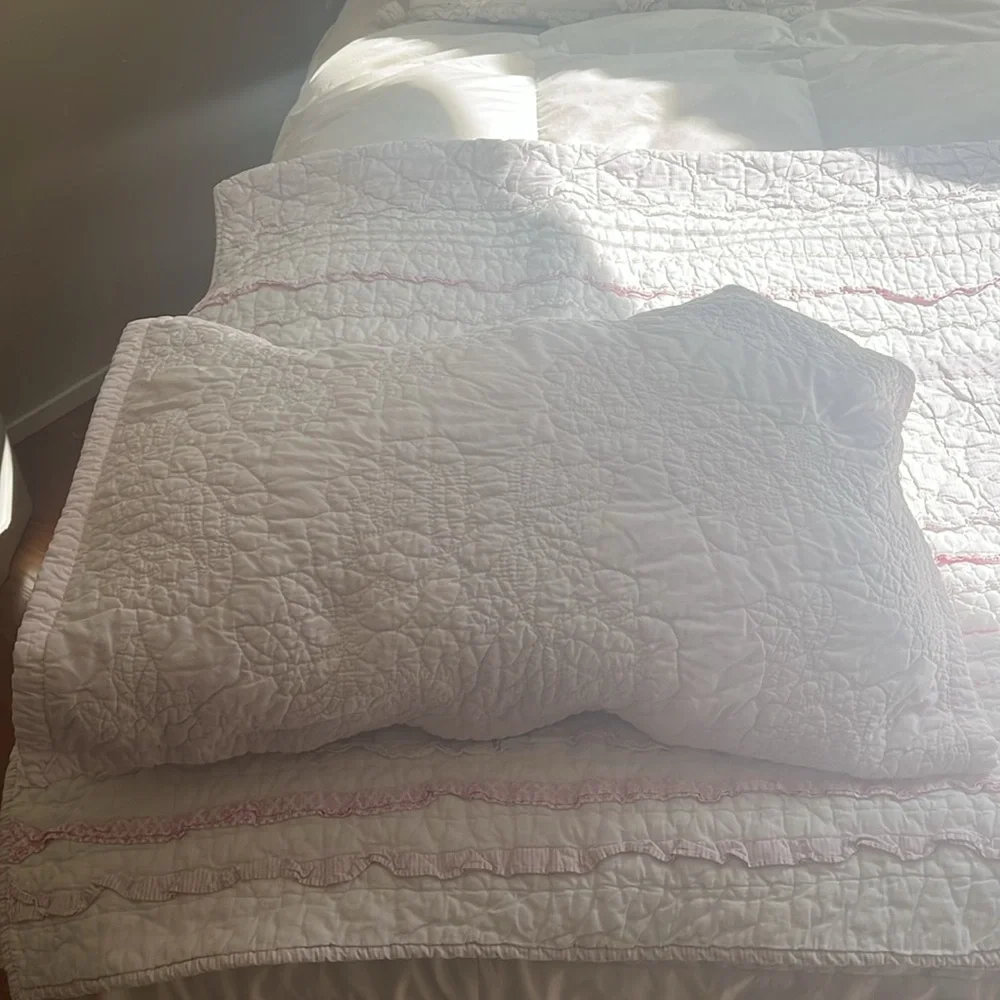 Pink and White Ruffled Quilt - Picture 2 of 7